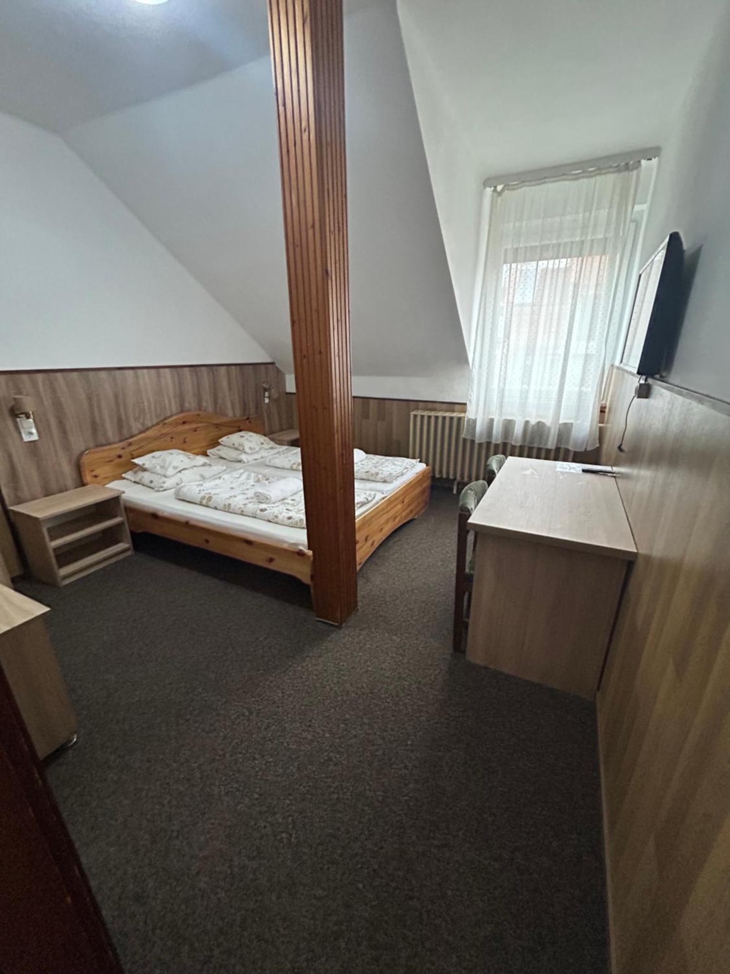 Rozsakert Panzio Hotel Nyiregyhaza Luaran gambar